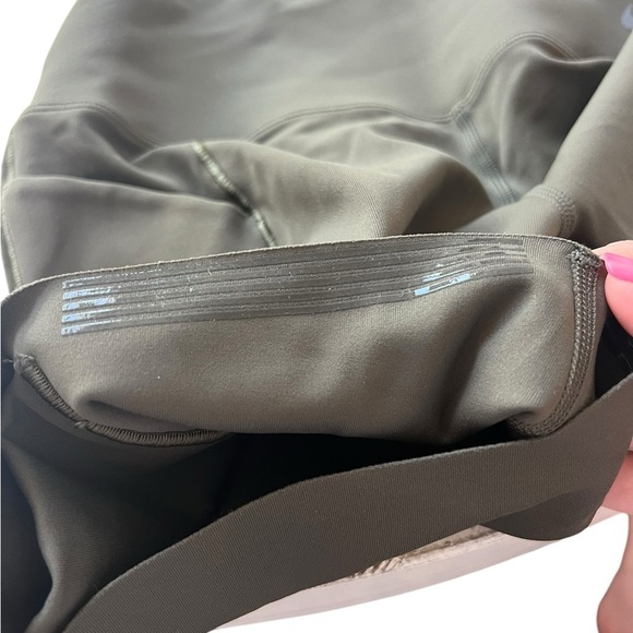 NWT Nike Universa Women’s High Rise 8” Shorts in Cargo Khaki in size Small - Picture 7 of 9